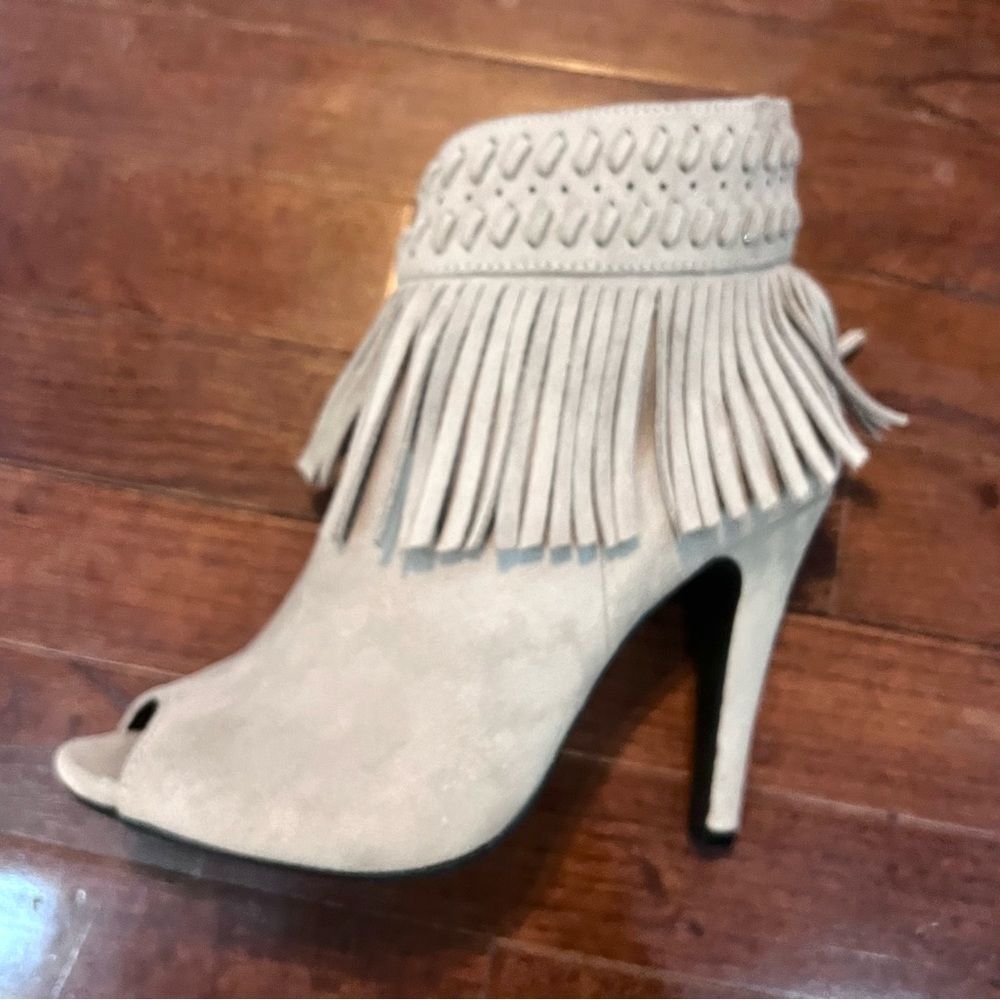 Tan fringe heeled peep toe booties size 7.5 NWOB - Picture 4 of 7